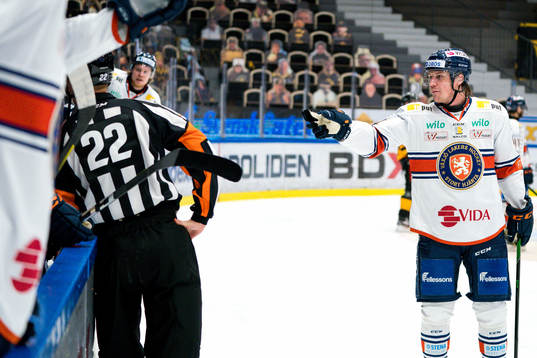Växjös Joel Persson är upprörd över ett bortdömt mål