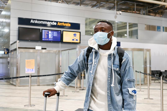 Häckens nyförvärv Benie Adama Traore i ankomsthallen på