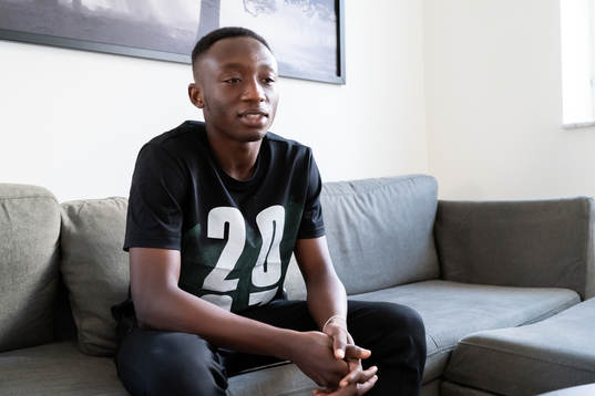 Häckens nyförvärv Benie Adama Traore sitter i soffan i