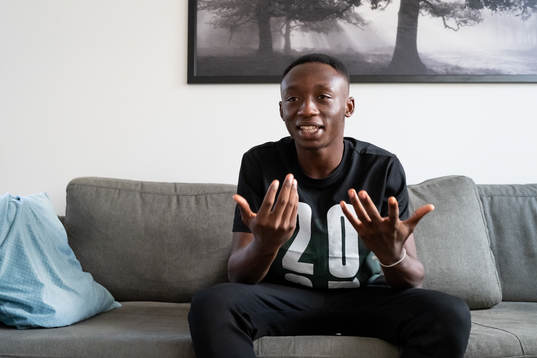Häckens nyförvärv Benie Adama Traore sitter i soffan i