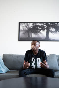 Häckens nyförvärv Benie Adama Traore sitter i soffan i