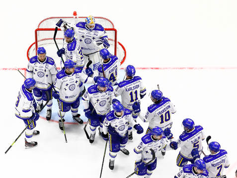 Leksands spelare jublar och tackar målvakt Janne Juvonen