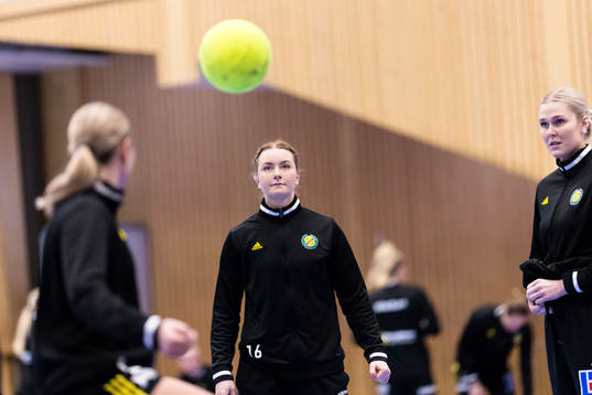 Sävehofs målvakt Wilma Kroon Andersson på uppvärmningen