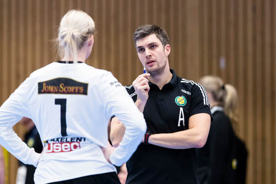 Sävehofs tränare Rasmus Overby samtalar med Sävehofs