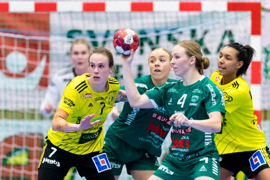 Skurus Alexandra Bjärrenholt med boll
