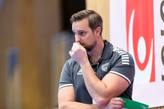 Skurus tränare Rasmus Overby ser fundersam ut