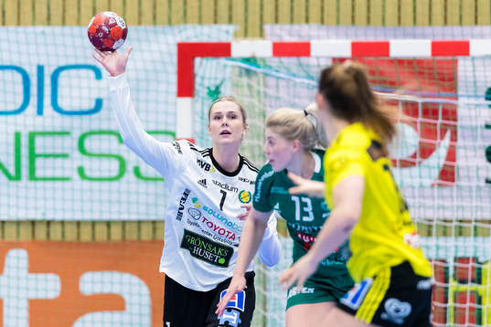 Sävehofs målvakt Sofie Börjesson med ett kast