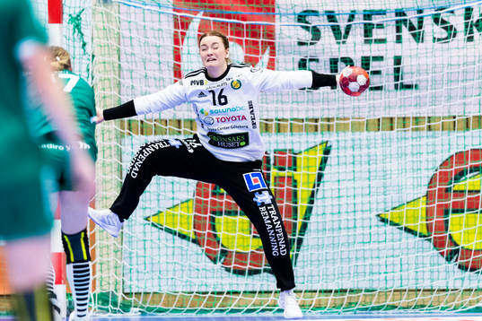 Sävehofs målvakt Wilma Kroon Andersson räddar en straff