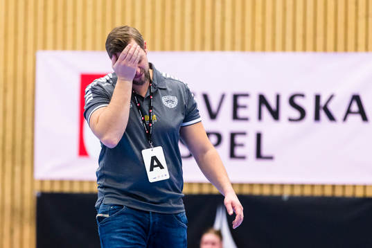 Skurus tränare Rasmus Overby deppar