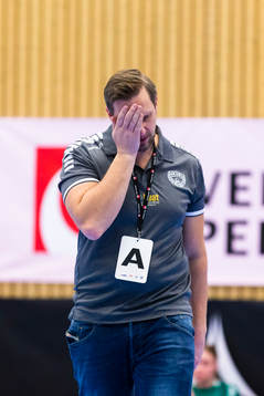 Skurus tränare Rasmus Overby deppar