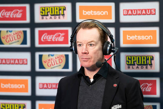 Örebros tränare Niklas Eriksson blir intervjuad av cmore