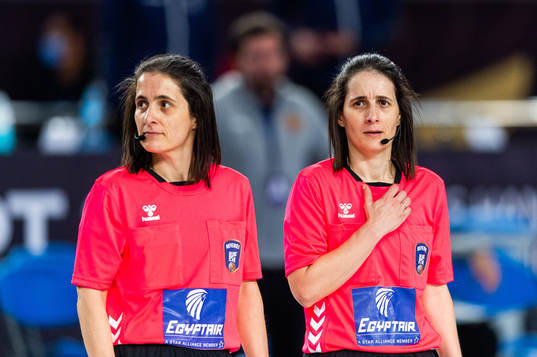 Referees Charlotte Bonaventura and Julie Bonaventura