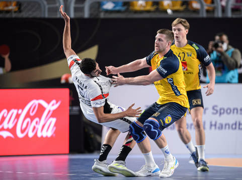 Linus Persson of Sweden and Yahia Omar of Egypt