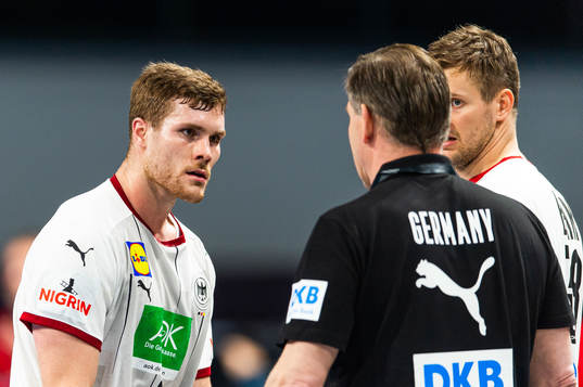 Johannes Golla talks to Alfred Gíslason, head coach of