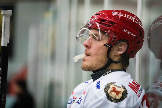 Trojas Daniel Karlsson Thörnros deppar i utvisningsbåset