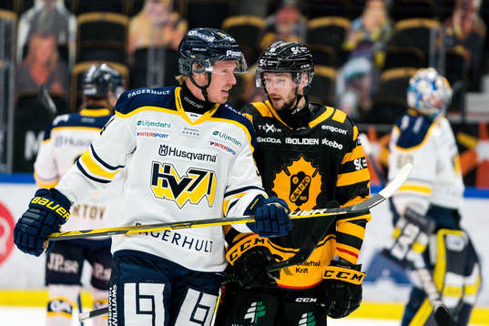 s Ryan Stoa och Skellefteås Melker Karlssonunder