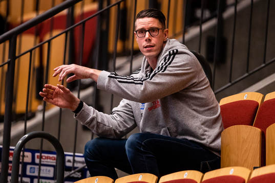 Ystads IFs Kim Andersson instruerar från läktaren