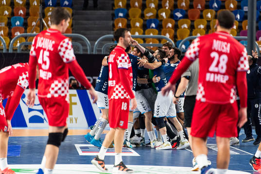 Players of Croatia look dejected while players of Argentina