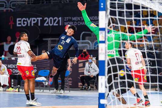 Mads Larsen Mensah of Denmark and Tatsuki Yoshino of Japan