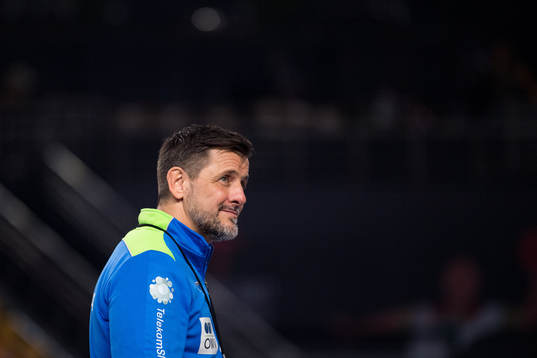 Ljubomir Vranjes, head coach of Slovenia looks dejected