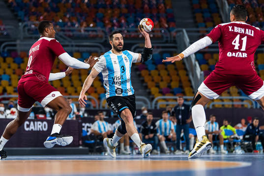 Rafael Capote of Qatar and Federico Pizarro of Argentina