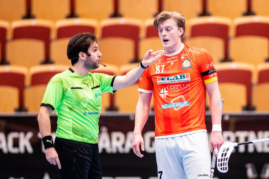 Höllvikens Ted Novestam i diskussion med domaren