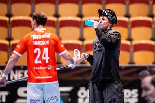 Höllvikens Fabian Hansson och målvakt Mike Trolle Lind