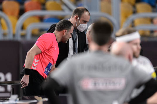 The referee Matija Gubica