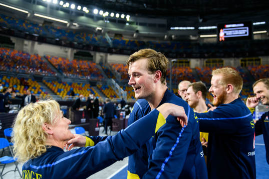 Physio Johanna Seve and Jonathan Carlsbogård of Sweden