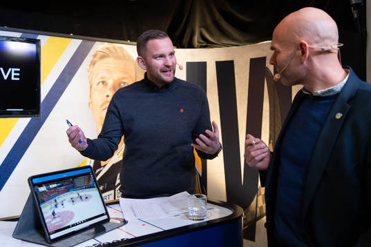 s kommunikationschef Johan Freijd i HV71 livestudio innan