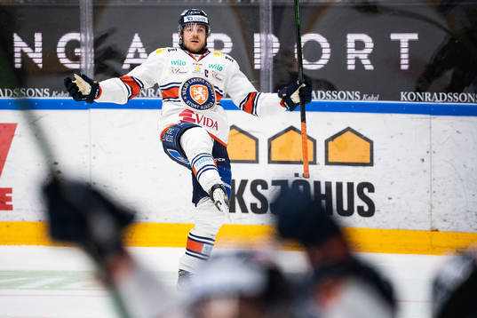 Växjös Erik Josefsson jublar