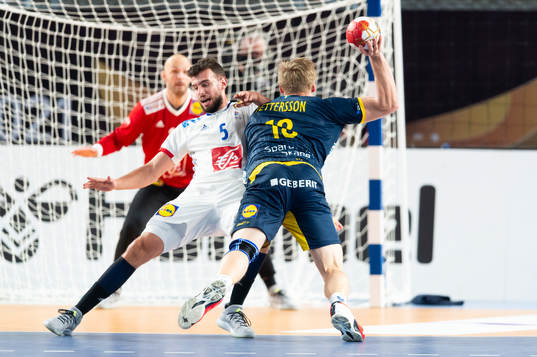 Nedim Remili of France and Fredric Pettersson of Sweden
