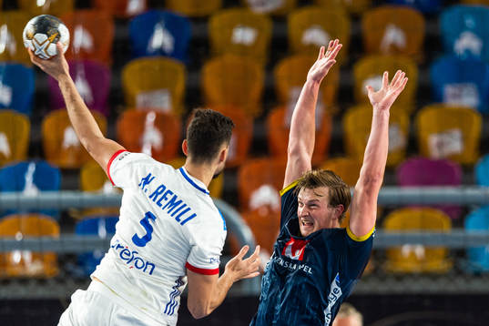 Nedim Remili of France and Jonathan Carlsbogård of Sweden