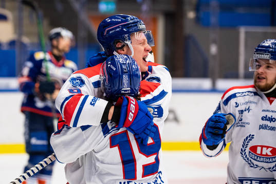 Oskarshamns Fredrik Olofsson och Tyler Kelleher jublar