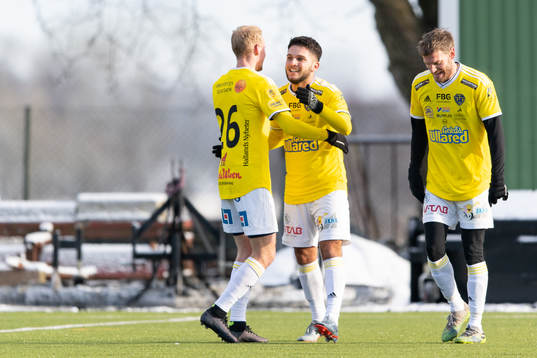 Falkenbergs Edi Sylisufay jublar med lagkamrater
