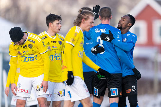 Halmstads spelare jublar och Falkenbergs spelare deppar