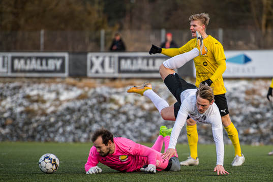 Landskronas Robin Hofsö och Mjällbys målvakt Carl-Johan