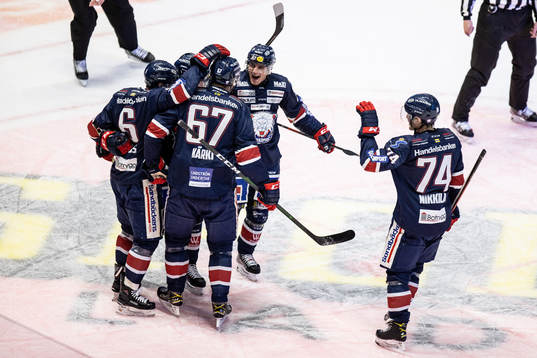 Linköpings Jonas Holös jublar med lagkamrater