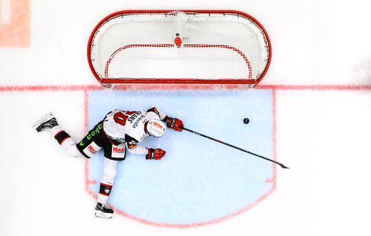 Malmö Redhawks Helge Grans ser pucken i eget mål vid 5-3