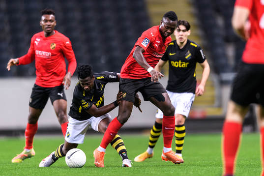 s Ebenezer Ofori och Vasalunds Anthony Wambani