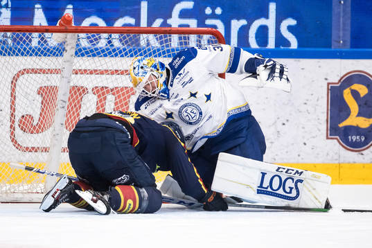 Djurgårdens Dick Axelsson kör in i Leksands målvakt