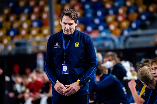 Glenn Solberg, head coach of Sweden looks dejected