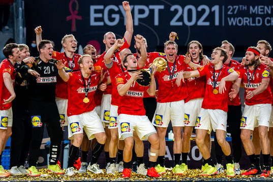 21013 Players of Denmark celebrates