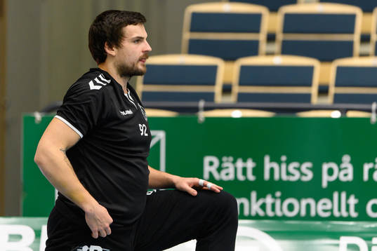 Varbergs målvakt Arturs Kugis före handbollsmatchen i