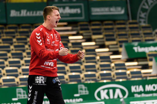 Varbergs målvakt Carl Aronius jublar