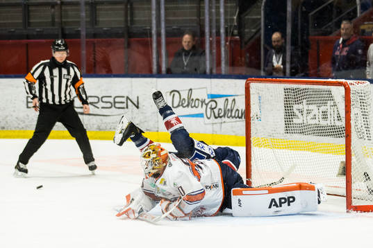 Växjös målvakt Viktor Fasth och Tyler Morley i