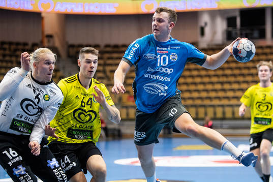 Sävehofs målvakt Bertram Obling och Rune Schröder mot