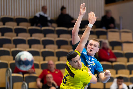 Sävehofs Adam Blanche försvarar mot Aranäs Kevin