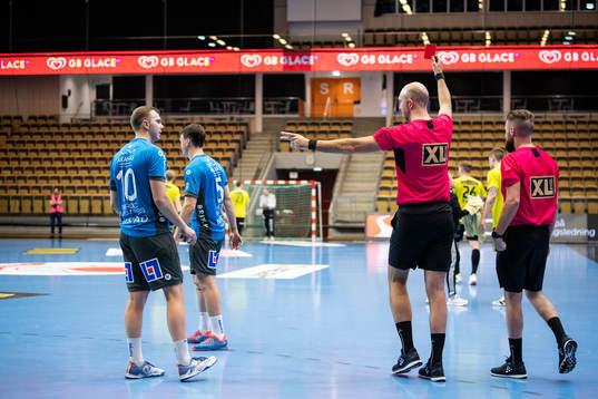 Aranäs Rasmus Thorbjörnsson tilldelas ett rött kort