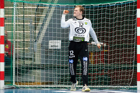 Sävehofs målvakt Simon Möller jublar